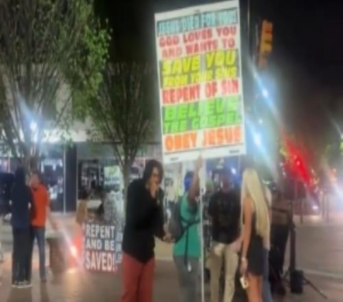 这还能打球吗艾维被拍到拿着麦克风在街头布道