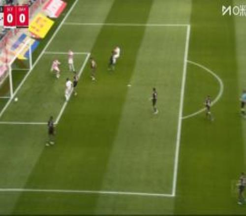 弗赖堡球员横传至门前，特雷乌跟进推射，球偏出球门