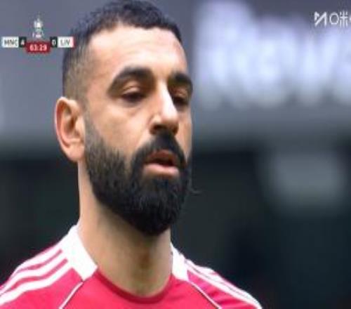 没自信了!萨拉赫罚点球前两眼无光,踢出半高球被特拉福德扑出