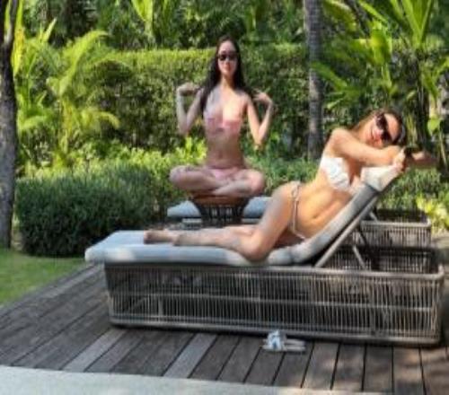 超绝马甲线!谷爱凌晒与“赌王”千金何超欣合照,两人身穿比基尼