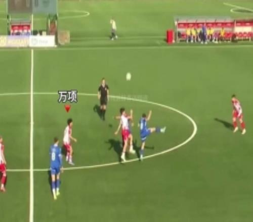 万项在塞尔维亚U17全国联赛中首发出战独造三球帮助球队50大胜