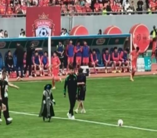 ���ڶ��ͻ�е�˳��Ϊ��Խ����Ļս���˶Ӷ����ݶӵĽ�����