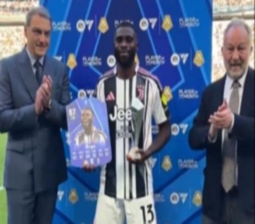 4场打进3球!尤文前锋博加在赛前领取意甲3月最佳球员奖杯