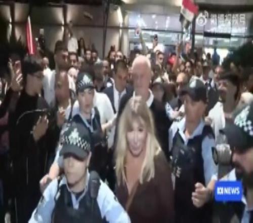 带队进世界杯！伊拉克主帅阿诺德回国后，被大批伊拉克裔球迷包围