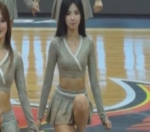 一起摇摆！媒体人晒广东女篮主场啦啦队的舞蹈表演视频