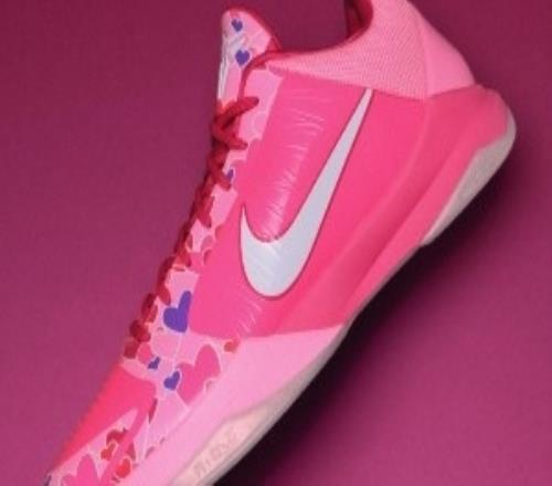 以女儿为灵感配色！布伦森最新科比PE鞋款粉色球鞋搭配满印爱心