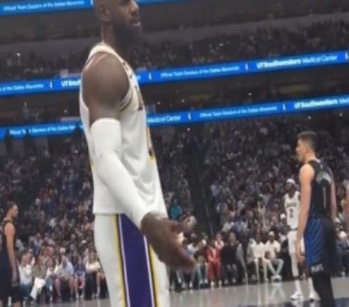 詹姆斯和球迷互动:我仍然能做到那些事情是他们把我晾在了一边