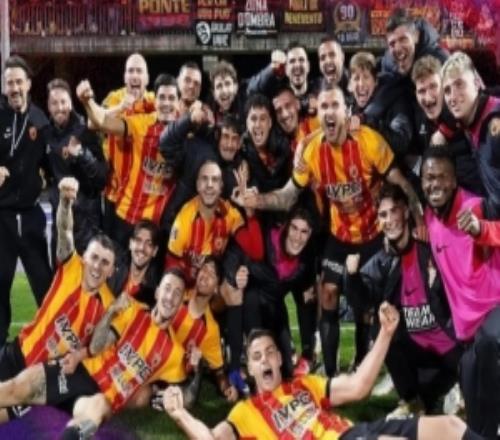 贝内文托10萨勒尼塔纳提前夺得小组冠军，时隔三年重返意乙