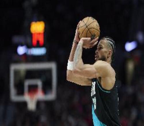 化身三分射手了！卡马拉半场出战16分钟三分8中6砍下20分2板