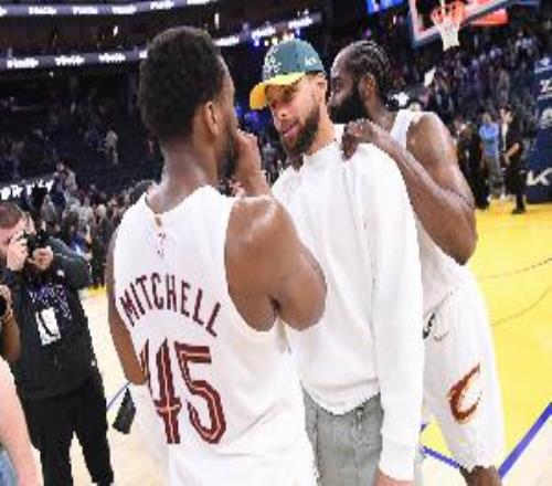 张佳玮：库里本赛季只打一半但有7个3+1排联盟第三哈登14个第一