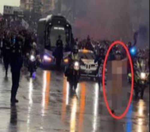 欧洲德比氛围满满！TA记者现场拍摄：一名裸奔者从皇马大巴前跑过