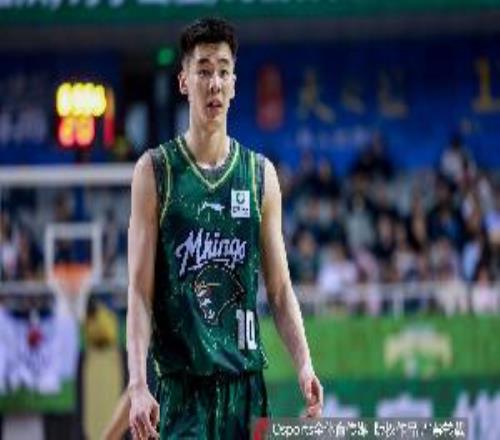 进攻端很一般！郭昊文半场6中2拿到4分3板2助正负值11