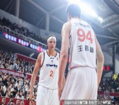 今晚缺阵!记者:洛夫顿王哲林留在上海治疗伤势未随队来到宁波