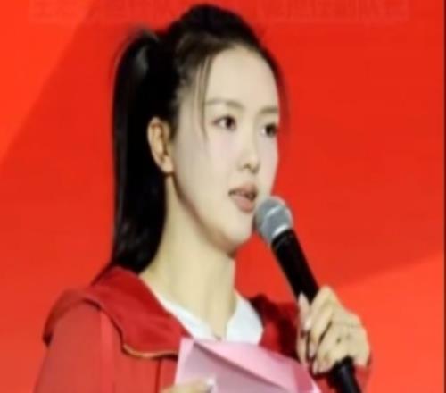 今日“苏超”常州队举行出征仪式，前女排国手张常宁为球队壮行