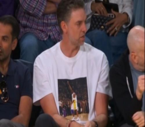 兄弟情深！大加索尔身穿科比81分纪念T恤现场观战湖人！