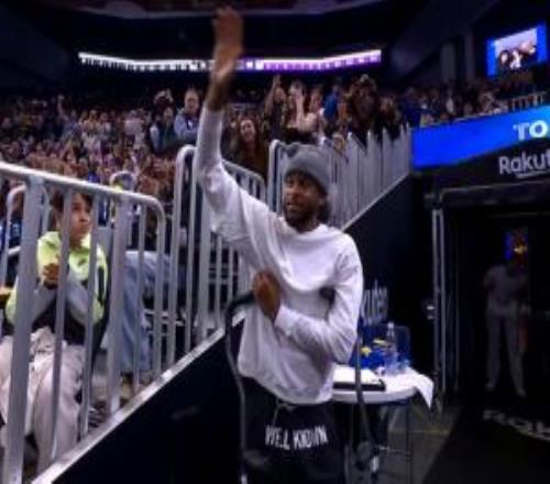 穆迪拄双拐来勇士主场勇士球迷起立送上久久的掌声穆迪有些泪目