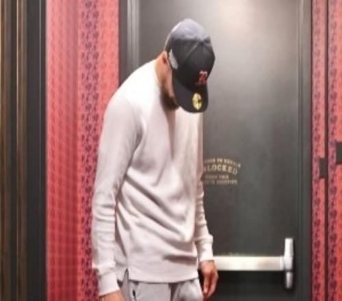 致敬老詹！库里在此前对阵骑士赛前穿着老詹第一代签名鞋入场