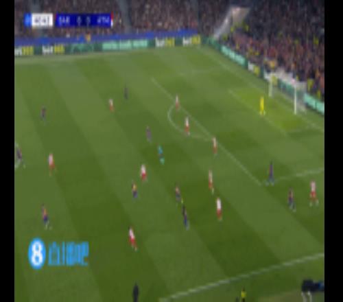 巴萨少打一人！库巴西撞倒单刀的朱利亚诺，VAR介入后被直红罚下