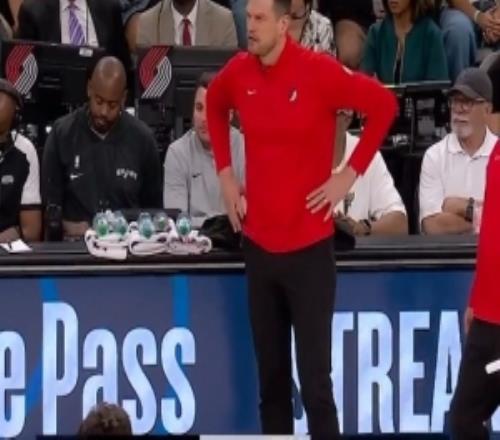 挺激动！斯普利特冲进场内抱怨判罚被吹技犯