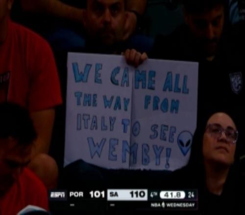 意大利伤心球迷+1!球迷大老远过来看文班结果伤停镜头给到文班