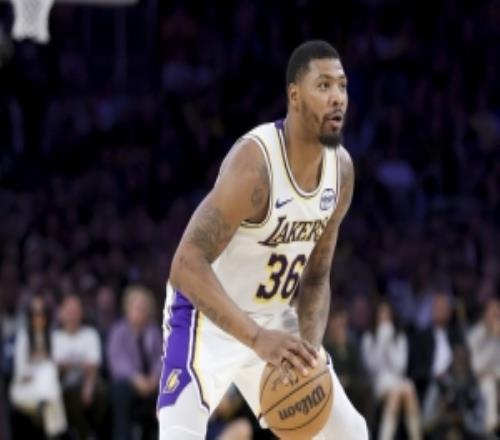 手感不佳但助攻很多!斯玛特10次助攻盘活全队7中1另有5分2板1断