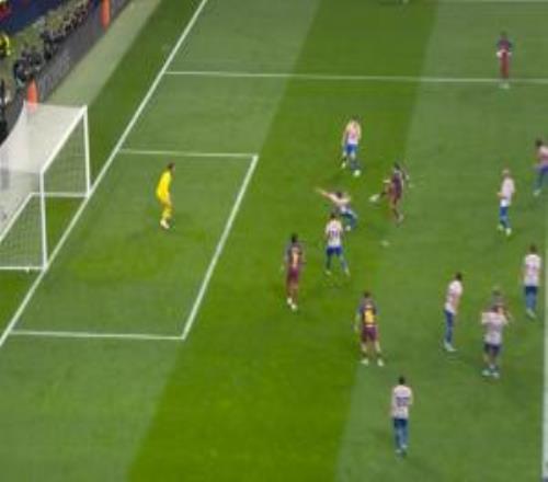 进球无效！加维打门被朗格莱封堵，费兰补射破门，但越位在先