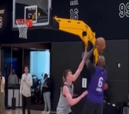 湖人备战季后赛训练集锦：詹姆斯翻身后仰肯纳德压哨强投三分