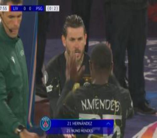 门德斯第38分钟伤退，卢卡斯埃尔南德斯登场