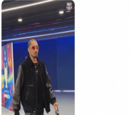 精神领袖！巴萨官推晒拉菲尼亚随队出征视频：很高兴见到你！