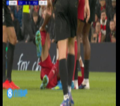 队报：埃基蒂克跟腱明显受伤，多位巴黎球员都在试图帮助他