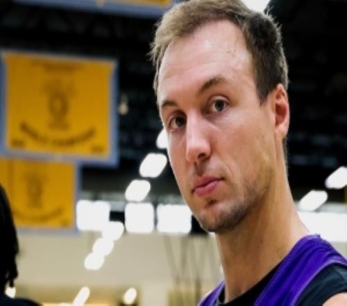 47.8%！肯纳德在训练中接受本赛季联盟第一三分命中率奖杯