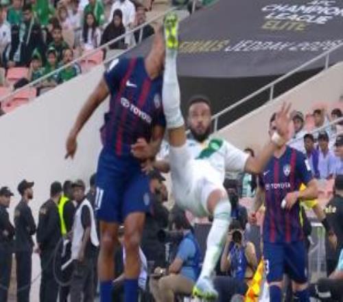 灾难表现！吉达国民后卫亚冠开场乌龙，再踢中柔佛前锋面部直红！