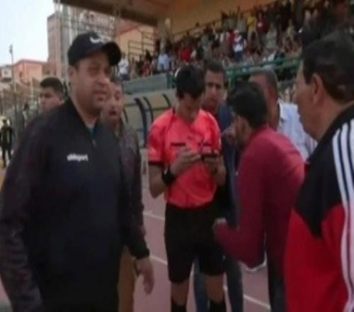 未启用VAR却去场边看手机视频改判！埃及甲主裁判事后遭足协停哨