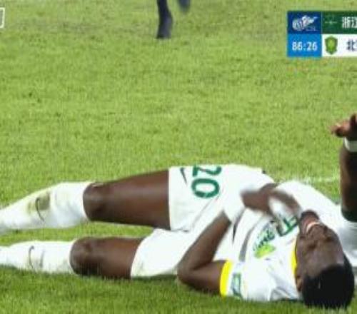也是脑震荡换人恩科洛洛第87分钟受伤，国安本场第四次换人