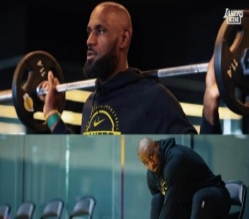 专心备战！湖人官方晒球队训练照詹姆斯斯玛特八村塁领衔