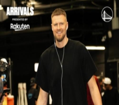 两大高炮台！勇士官方晒波津和霍福德入场照笑容满面自信满满