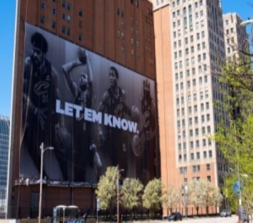 骑士主场附近悬挂全新巨幅海报阿伦莫布里米切尔哈登四巨头亮相