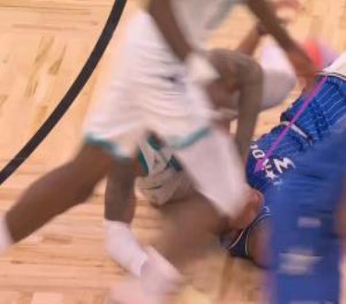 很隐蔽！双方倒地争球小桥趁乱按了贝恩一拳！被吹技犯