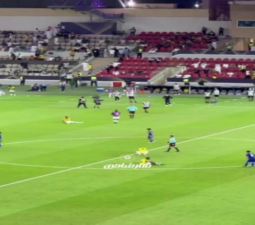 一镜到底！吉达联合20号一路小跑到中圈，从背后撞马宁+骂骂咧咧