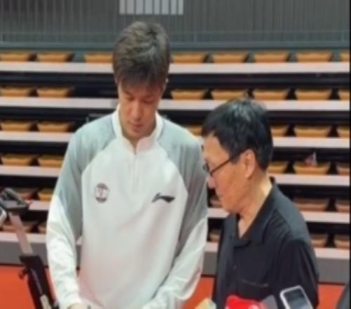 好久不见！郭艾伦在广州男篮主场观战并为球迷签名