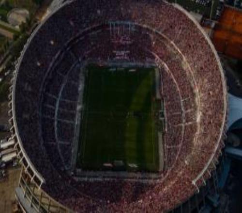 震撼！阿根廷超级德比在纪念碑球场打响，超8万人高歌呐喊助威