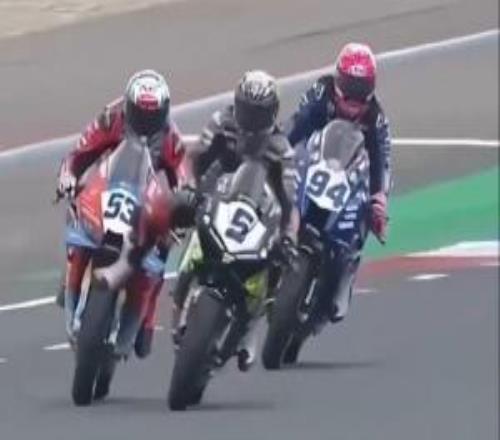 张雪机车遭对手飞踹暴力摩托这其实是常见动作，张雪本人辟谣