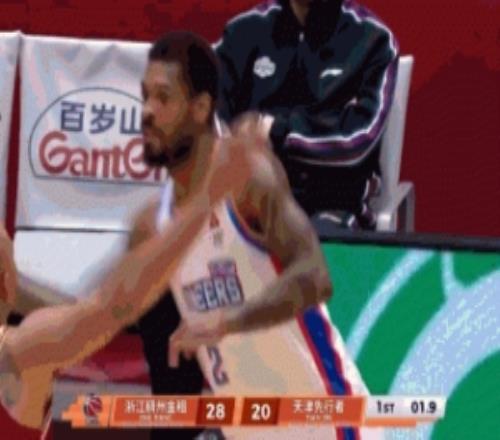 很极限！郑昊燃迎着防守高抛弹框打进首节压哨球裁判回看给加罚