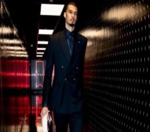 奥利尼克自掏腰包送全队定制西装马刺全员黑衣人霸气入场！