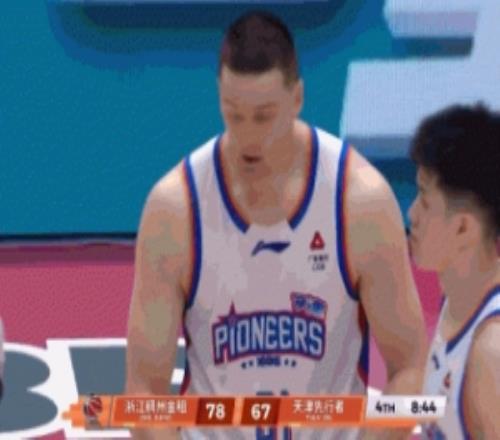 非常愤怒！大卫詹姆斯投诉三分被犯规吃T加上之前违体被驱逐