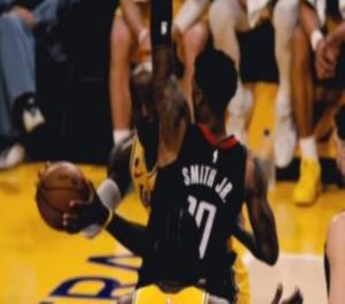 真细啊！詹姆斯左手天勾命中前还有一个假传艾顿的假动作