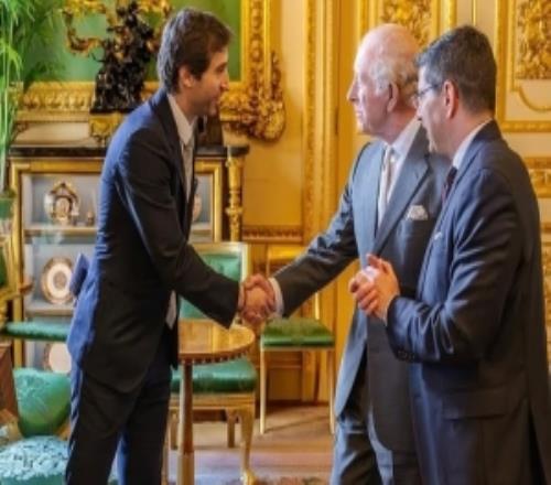 邮报：阿森纳旧将弗拉米尼觐见查尔斯国王，共商生物经济大事