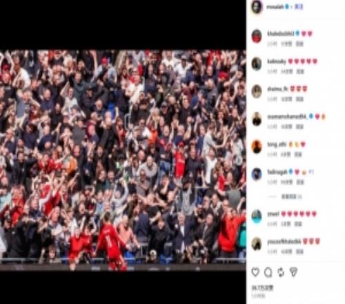 利物浦生涯最后一场德比战破门！萨拉赫社媒晒同球迷互动庆祝照