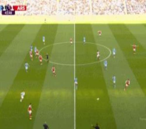 阿尔特塔场边拦截皮球干扰曼城球员，瓜迪奥拉见状狂拍大腿