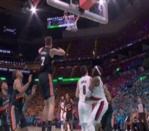 别有大碍！阿夫迪亚落地和罗威膝盖相撞有些踉跄&换下处理很痛苦